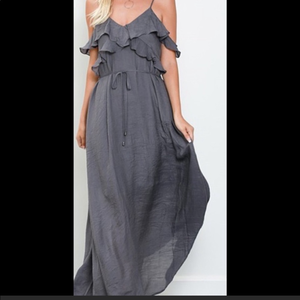 ✨Sale✨Ruffle Cold Shoulder Maxi